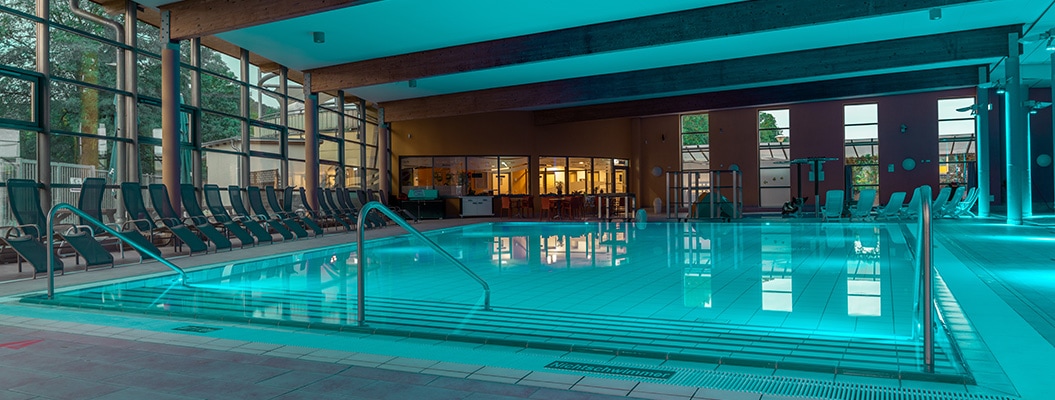 Hallenbad indoor pool liegen