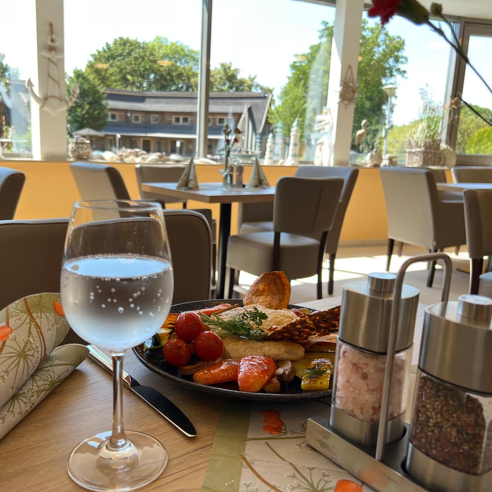 Teller und glas auf tisch in gastronomie