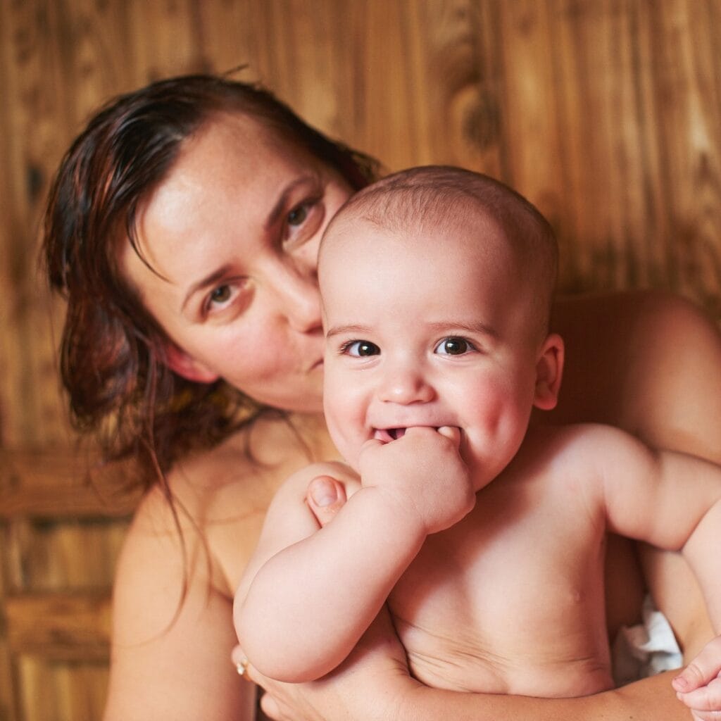 Mutter mit Kind in einer Sauna