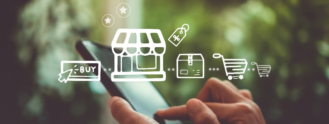 Frauen, die ihr Smartphone benutzen, verkaufen online für die Leute, die einkaufen